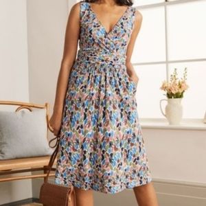 Boden effie v-neck jersey dress in palm print